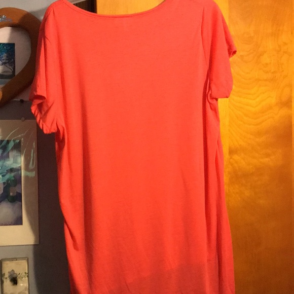 Tee shirt shorter in the front longer in the back - Picture 2 of 2